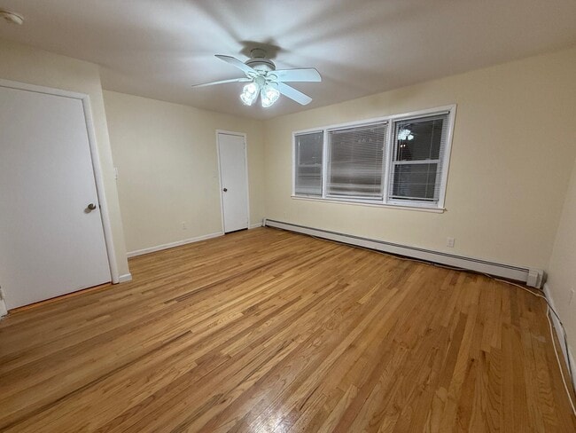 Building Photo - 10 E 10th St