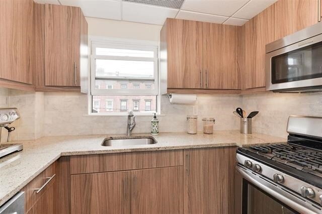 Building Photo - 357 Varick St