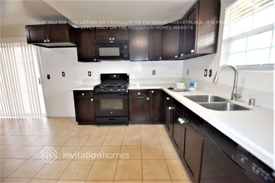 Building Photo - 835 E Claude St