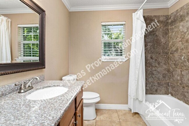Building Photo - 250 Duhon St