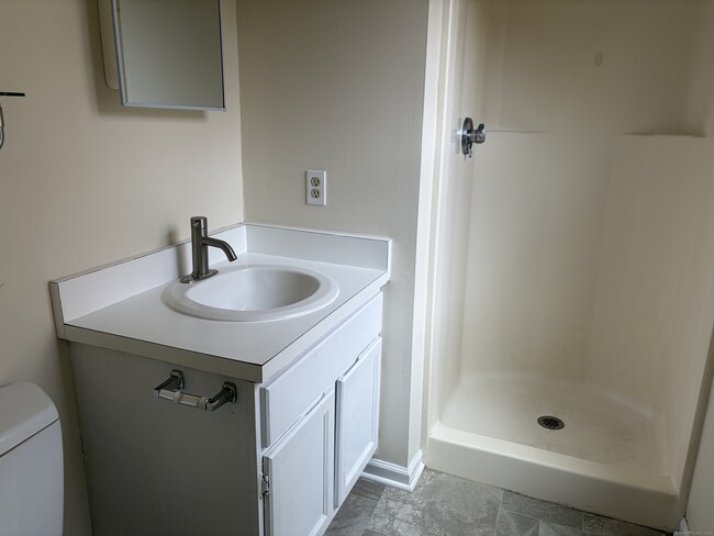 Building Photo - 20 Maple Ave