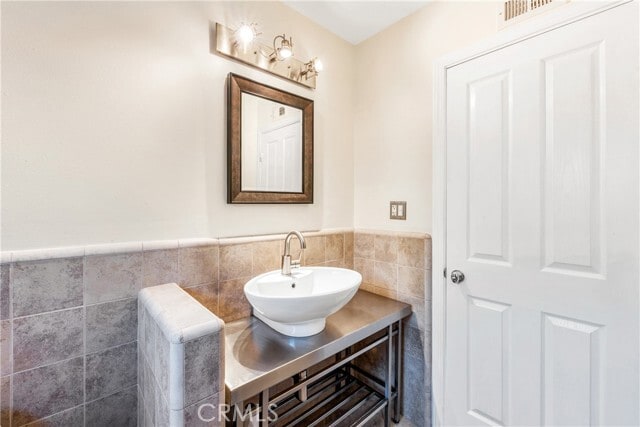 Building Photo - 5042 Blue Jay Cir