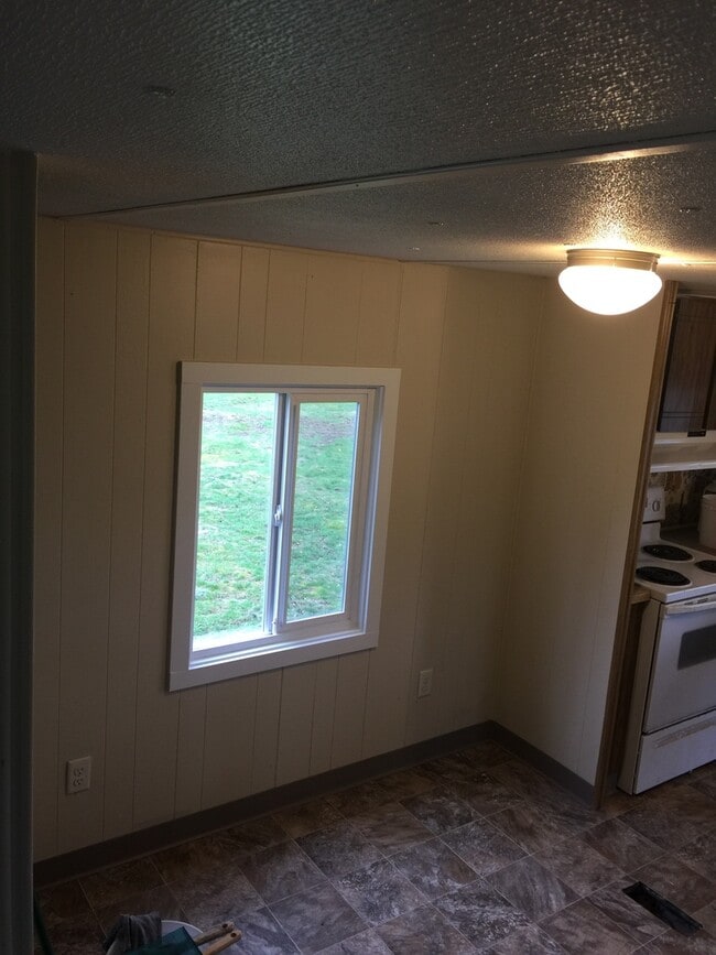 Building Photo - 1077 W Axton Rd