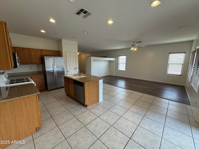 Building Photo - 3323 E Roadrunner Dr