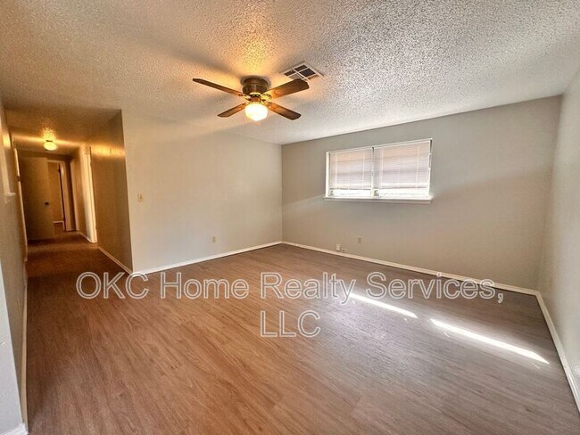 Building Photo - 9313 NE Stardust Ln