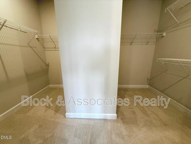 Building Photo - 216 Oak Summit Pl