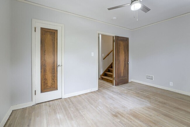 Building Photo - Happy Hollow 3 Bedroom!!