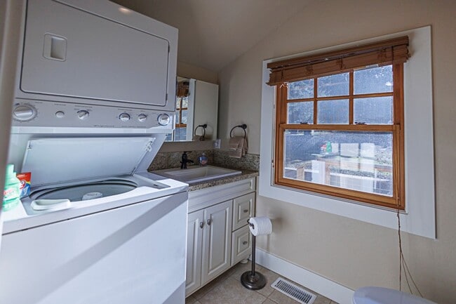 Building Photo - Fully Furnished Craftsman Cottage in Jacksonville! W/D,  Pets OK $300 Utility Fee