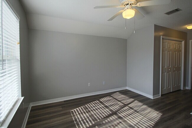 Building Photo - 414 Whirlaway Ct