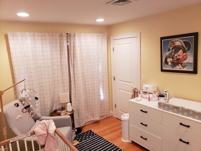 Building Photo - 11 Oak St