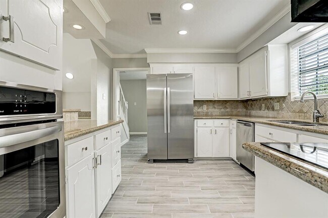 Building Photo - 108 Heathgate Dr