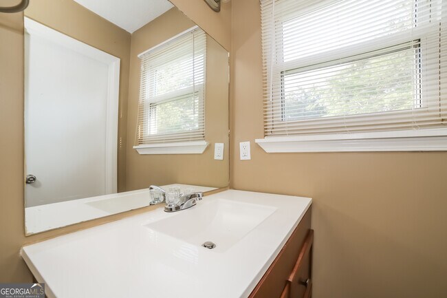 Building Photo - 4872 Pebblebrook Dr