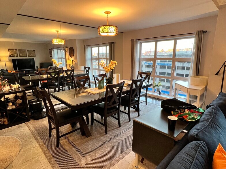 Dining table and chairs included - 250 President St