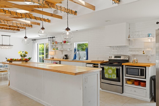 Building Photo - 425 10th Ave