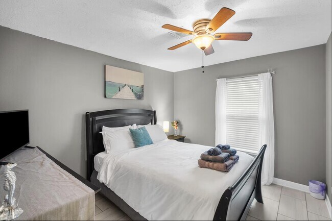 Building Photo - 730 SE White Ave