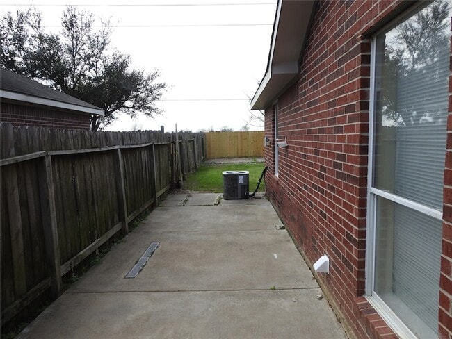 Building Photo - 6207 Pleasant Stream Dr