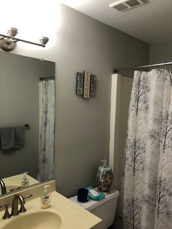 Building Photo - WILLOW CREEK POINTE