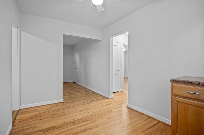 Building Photo - Renovated 2BR/1BA Condo close to shopping and the hospital