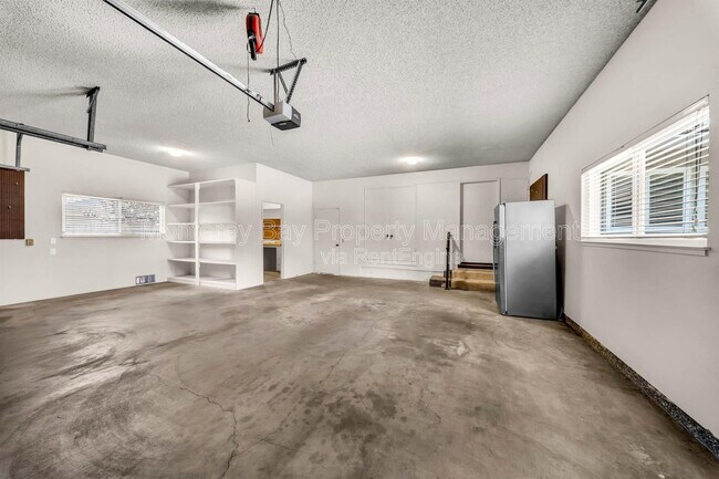 Building Photo - 10160 Sunstar Rd