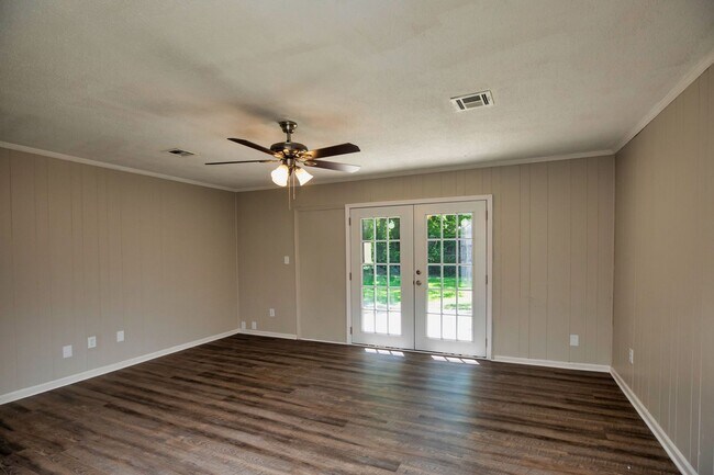 Building Photo - ** 4 Bed 2 Bath located in Ridgefield **Call 334-366-9198 to schedule a self tour