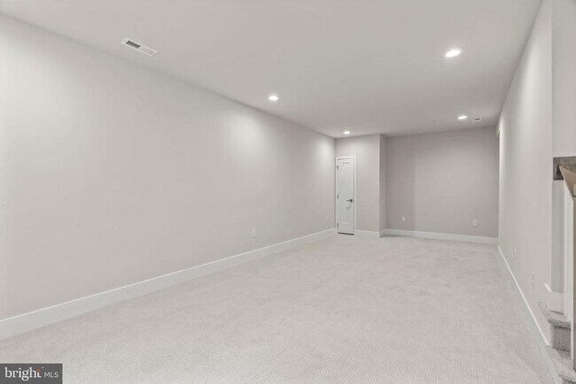 Building Photo - 701 Brewster Aly