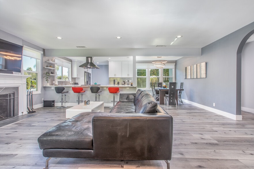 Living room - 1207 Greenacre Ave