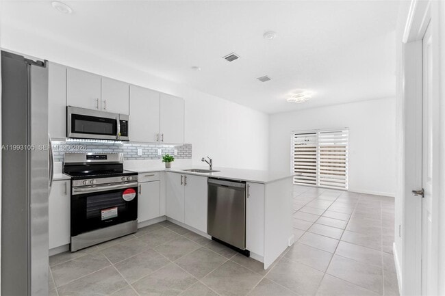 Building Photo - 2425 SE 28th Dr