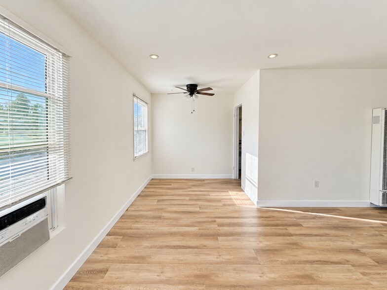Building Photo - 528 N Rosemary Ln