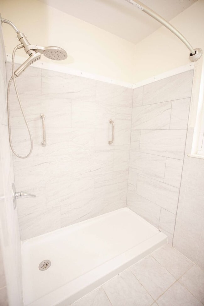 Building Photo - Beautiful Three Bedroom Home For Rent In Washington Local!