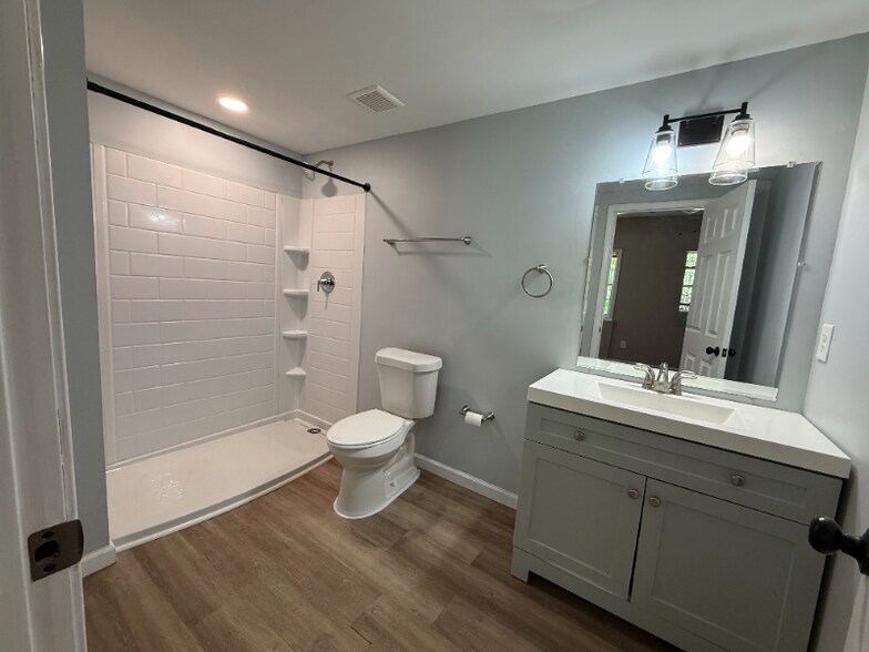 Building Photo - 202 Oakwood Cir