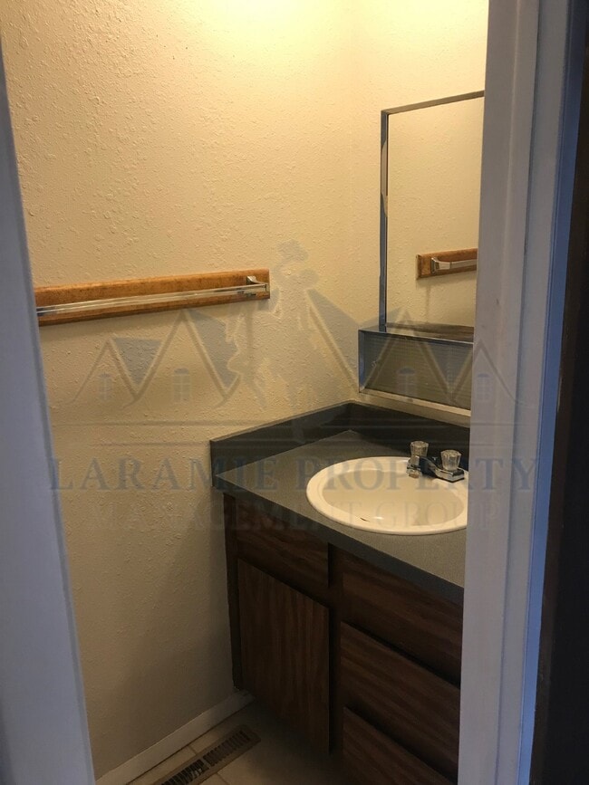 Building Photo - 3-Bedroom Townhome with Fenced Yard & Detached Garage