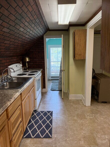 Building Photo - 13 Dingley Ct