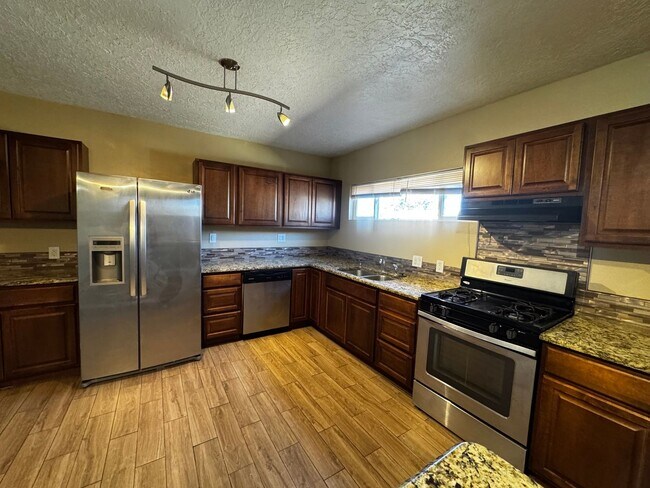 Building Photo - Beautiful 3 bedroom 2 bathroom home.