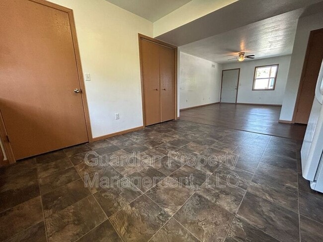 Building Photo - 330 E 4th St