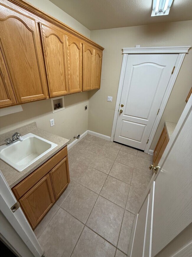 Building Photo - 4 bedroom, 2 bathroom home in Great Neighborhood!