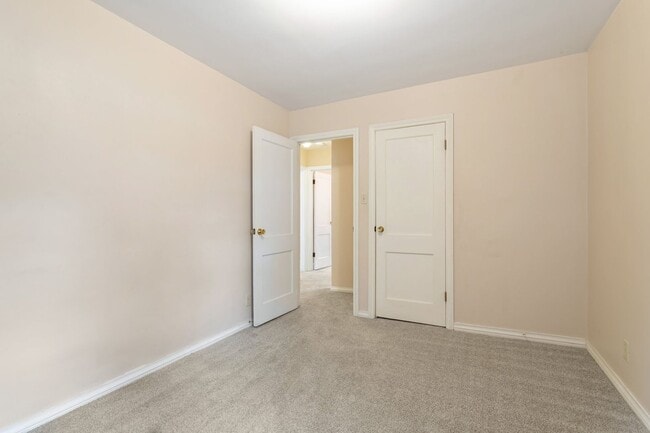 Building Photo - Centrally-Located Bungalow Available NOW!