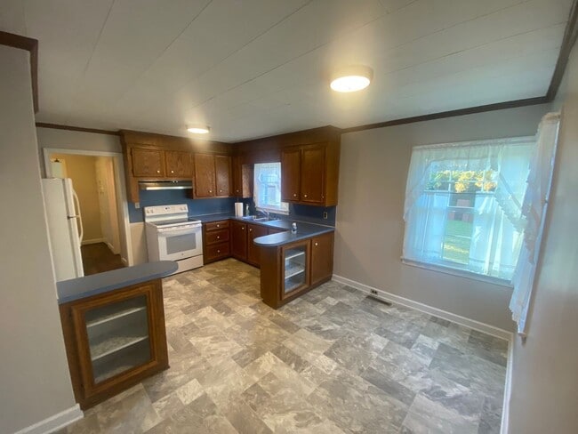 Building Photo - Nice 2 bedroom 1 bathroom home very close ...