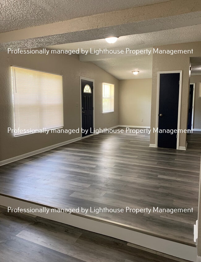 Building Photo - Just Renovated! 3/1.5 in Sherwood Forest!