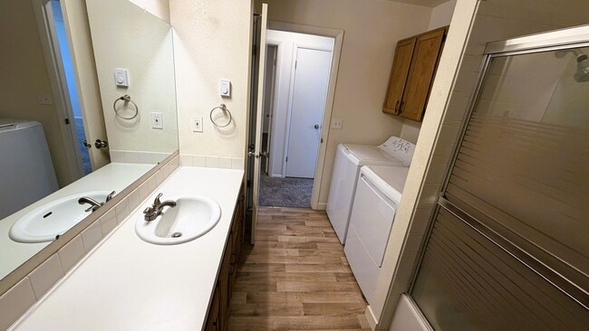 Building Photo - Furnished unit with huge backyard.