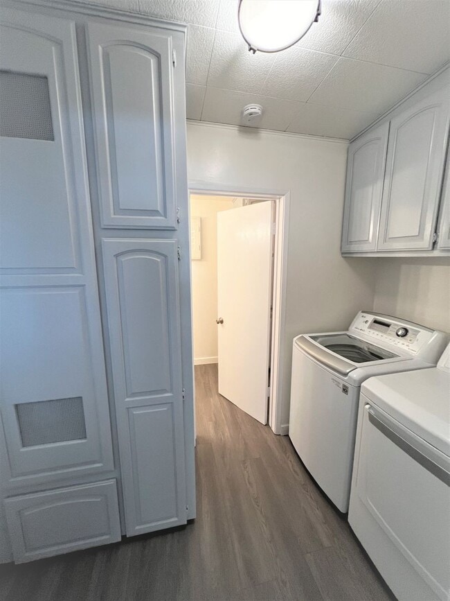 Building Photo - Gorgeous 3 Bedroom 1.5 Bath Home located i...