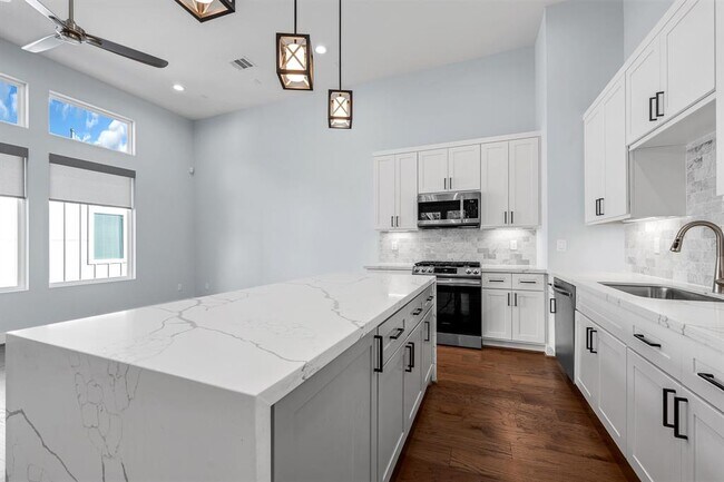 Building Photo - 804 Woodcrest Dr