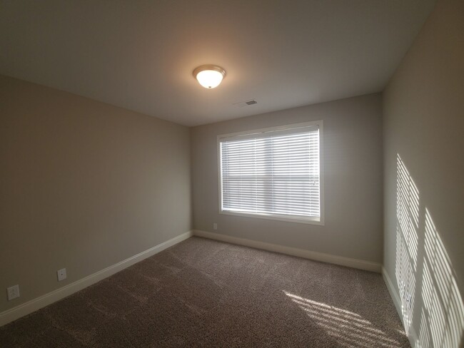 Building Photo - $2100 Executive 3 Bed 2.5 Bath with Bonus ...
