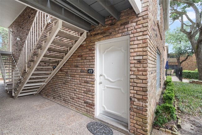 Building Photo - 2201 Fountain View Dr