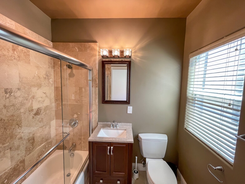 Building Photo - 2027 Beloit Ave