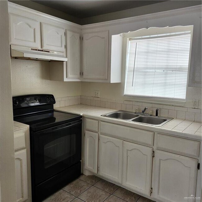 Building Photo - 417 N 28th St