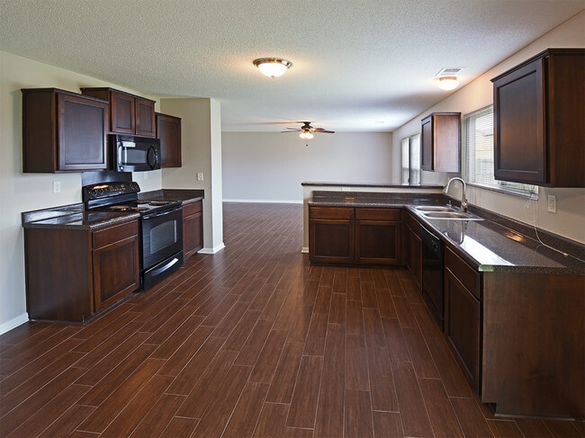Building Photo - 3 bedroom 2.5 bath over 2,200 sq feet near Hacks Cross and Shelby Dr