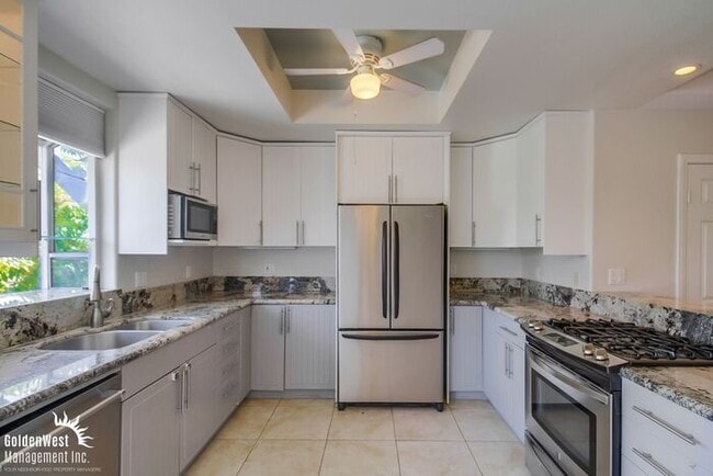 Building Photo - Modern 2Bdm 2.5Ba Town-home with Bonus Roo...