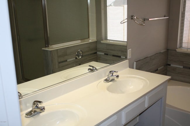 Building Photo - 6123 N 135th Dr