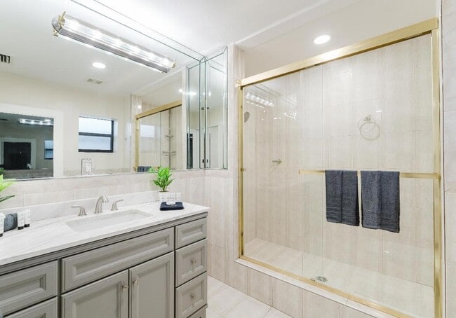 Building Photo - 1016 NE 26th Ave