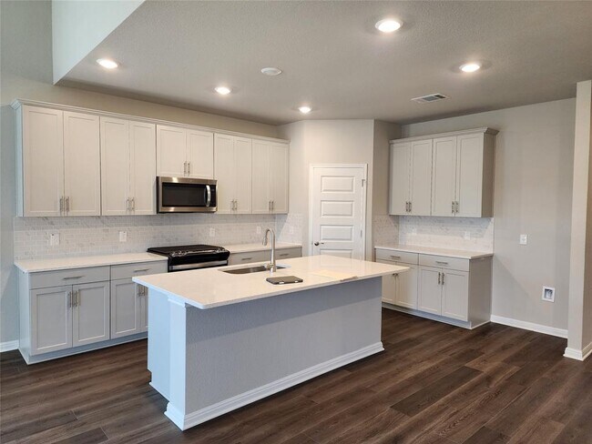 Building Photo - 120 Greenspire Ln